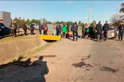 Cayó con su moto a una cuneta de dos metros en el ingreso a San Benito: lo que hicieron los bomberos para sacarlo