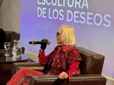 Marta Minujín trajo a Santa Fe una obra que te invita a susurrar tu deseo: adentro, algo te espera