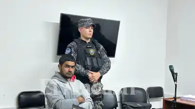 Pumpuna sigue preso por atacar policías, pero la Justicia espera algo más