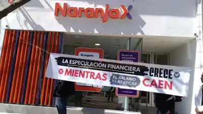 Se pararon frente a Naranja X y repartieron un folleto que nadie esperaba