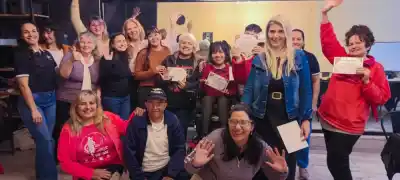 Empezó mostrando artesanos en redes y ahora los sienta a la misma mesa: el giro de Tierra Emprendedora