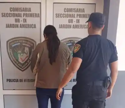 Dejó la billetera en el mostrador de un Rapipago y lo que encontró la Policía la dejó detenida