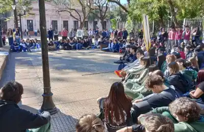 Más de 300 estudiantes se reunieron antes de la Estudiantina: el mensaje que dejaron en la Plaza 9 de Julio