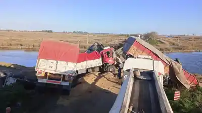 Ruta 51: cuatro camiones chocaron en cadena sobre el puente y uno terminó bajo el agua