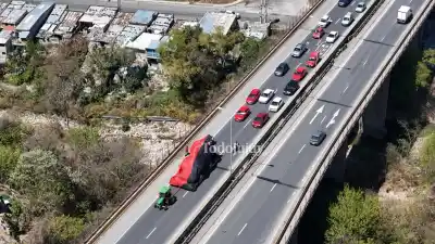Trasladan las carrozas a Ciudad Cultural: el operativo que demora a los conductores