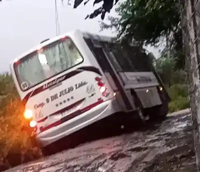 Un camino de tierra y barro les arrebató las clases a decenas de estudiantes tucumanos
