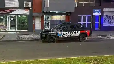 Trasladaban a un joven baleado al Cullen y terminaron estrellados contra un árbol