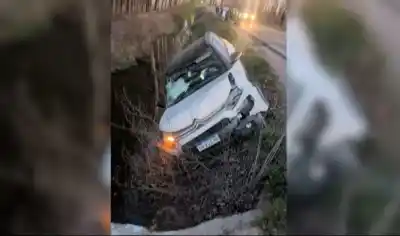 Dos fiscales volvían de una capacitación en Roca: el auto terminó al borde de un canal en la Ruta 65