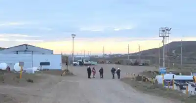 Clausuraron dos bases de una petrolera en Santa Cruz: qué encontraron adentro y el aviso que nadie esperaba