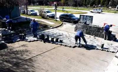 Esquel suma una calle clave: arrancó el adoquinado que ya genera trabajo en los barrios