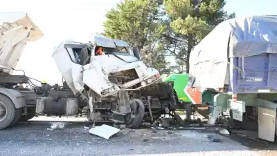 Ruta 22: dos camiones chocaron de atrás y un detalle del operativo llamó la atención