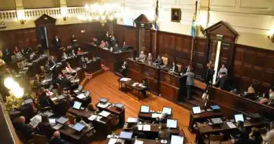 El plan para castigar a quienes tiren basura en acequias y canales ya tiene media sanción: cuánto podrían pagar