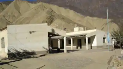 Viajan todos los días y no dan clases todos los días: la escuela rural que se organiza para que nadie abandone