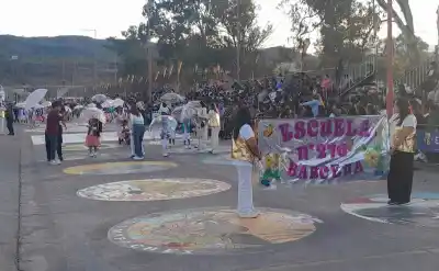 Jujuy se llena de brillo: más de 80 instituciones desfilan por la Bienvenida Primavera