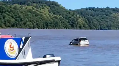 Manejaba con el celular en la mano y terminó con el auto en el río Uruguay