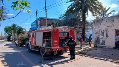 Limpieza en un baldío del centro terminó con bomberos y policías combatiendo el fuego