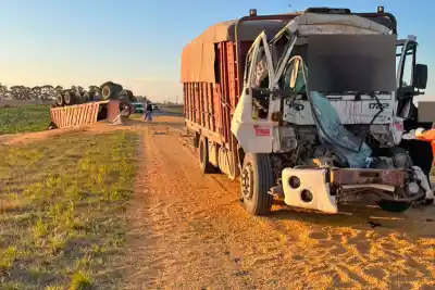 Dos camiones chocaron en la Ruta 1: uno de los choferes quedó atrapado y la escena complicó a los bomberos