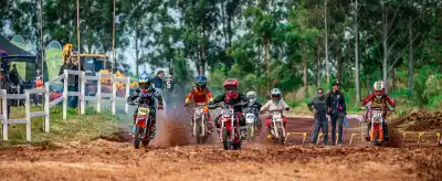 Apóstoles estrenó su circuito de MX y un local se llevó todos los aplausos