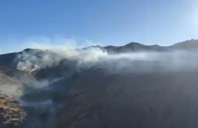 El incendio en el cerro El Muñoz que tiene en vilo a El Rincón y El Mollar: cuatro brigadistas quedaron atrapados por la altura