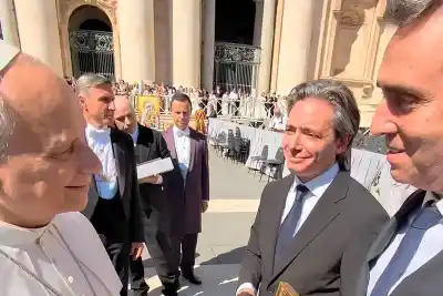 El intendente de Luján viajó al Vaticano y le dejó un mensaje al Papa León XIV