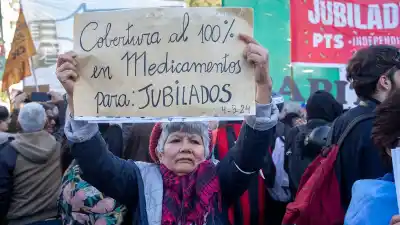 Plantaron cruces frente al Congreso: el mensaje que dejaron los jubilados