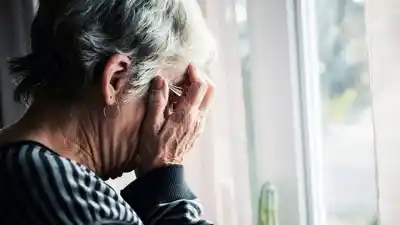 Durmió sola, cinco encapuchados la rodearon y le vaciaron hasta la billetera virtual