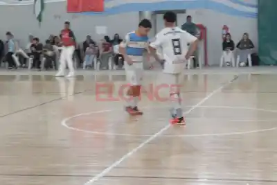 Con el estadio en contra y el árbitro también, Tucumán sacó un triunfo que festejó como una final