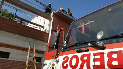 Bomberos fueron a apagar un incendio en Piedra del Águila y uno terminó en el piso: la versión de la familia lo cambia todo