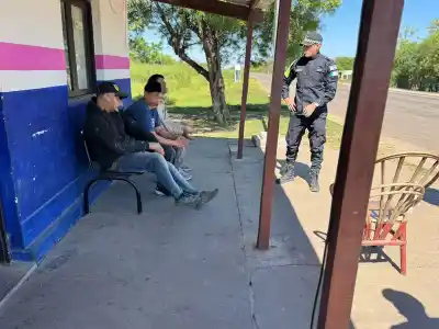 Una banda escapó tras chocar un patrullero, pero un detalle en la ropa los delató