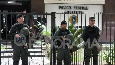 Gendarmería allana la sede de la Policía Federal en Santiago: ¿Qué buscaban en los domicilios de los efectivos?