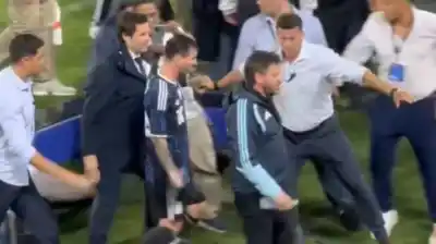 La escena surrealista en la Bombonera: el pedido desesperado del DT rival a Messi que reveló en conferencia