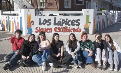 Pintaron un mural en el Normal y una pared blanca escondía una historia de 30 años