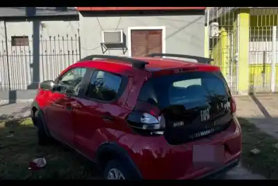 Estacionó el auto y se quedó adentro: el rodado terminó a centímetros del enrejado