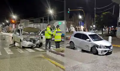 Choque en pleno centro: tres trasladados al hospital y dos autos destrozados