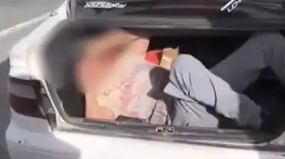 Hallazgo insólito en un control: Un hombre apareció del baúl y dio una excusa que dejó perplejos a los agentes