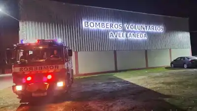 El fuego se desató cerca del arroyo y el humo ya complica la autopista