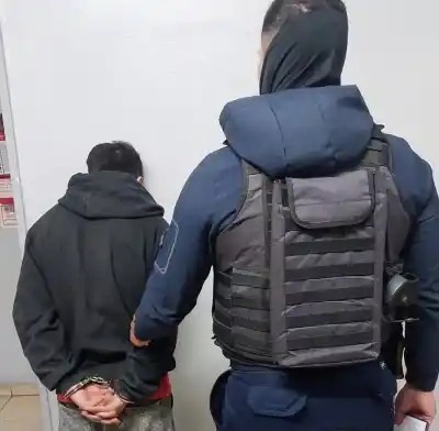 Iba a quedar detenido en su casa, pero la Policía lo encontró en plena calle y todo terminó mal