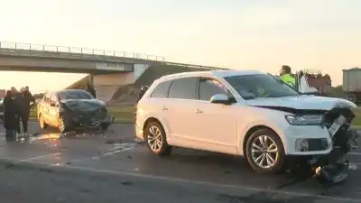 Iba manejando con su pareja en la autopista y lo que le tiraron desde la banquina terminó en choque