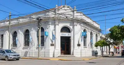 Les dieron un folleto del banco: lo que escondían adentro los delató