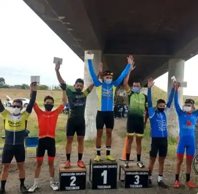 Los ciclistas de Monteros no se bajan del podio