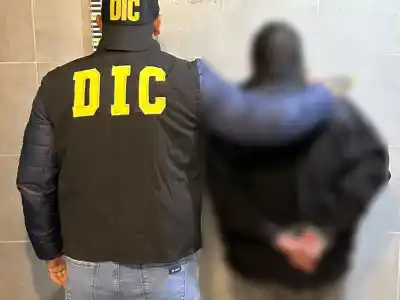Los fotografiaron abriendo autos con un inhibidor: lo que salió al chequear sus datos