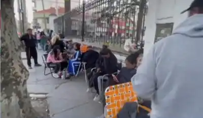 Salta: duermen en la vereda de una escuela técnica para no perder su lugar en la fila