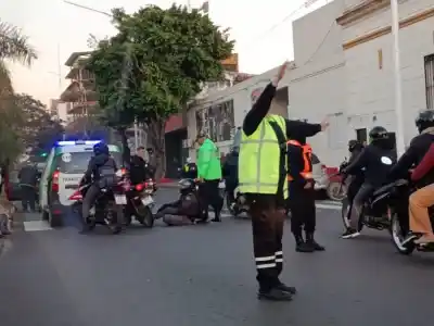 Manejaba por la avenida 3 de Abril y terminó contra un móvil municipal: hay un herido