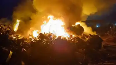 Incendio en una chatarrería de la zona sudoeste: los bomberos llegaron a la madrugada y se encontraron con algo que los obligó a pedir refuerzos