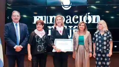 La intendente de la Capital entregó un reconocimiento especial a una entidad clave para la salud santiagueña