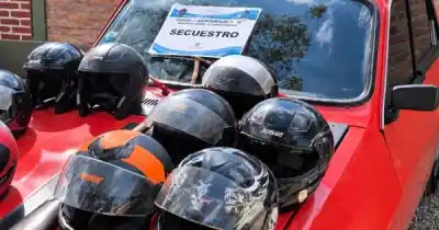 Los vio la cámara: entró dos veces al campus, se llevó los cascos y no la contó gratis