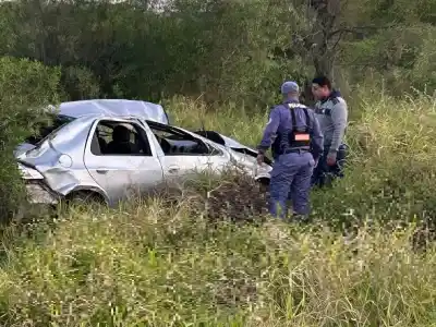 Salió de la ruta en Villa Escolar y quedó atrapado bajo su propio auto