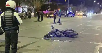 Moto y bici chocaron en plena avenida Mitre: el detalle que casi termina en tragedia