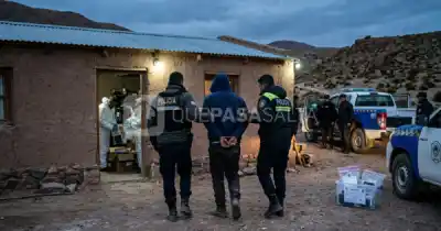 El padre revisó el celular de su hija de 16 y lo que encontró terminó con un allanamiento en San Antonio de los Cobres