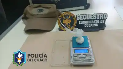 Encontró un paquete sobre el escritorio de la sala de 5 y no podía creer lo que tenía adentro